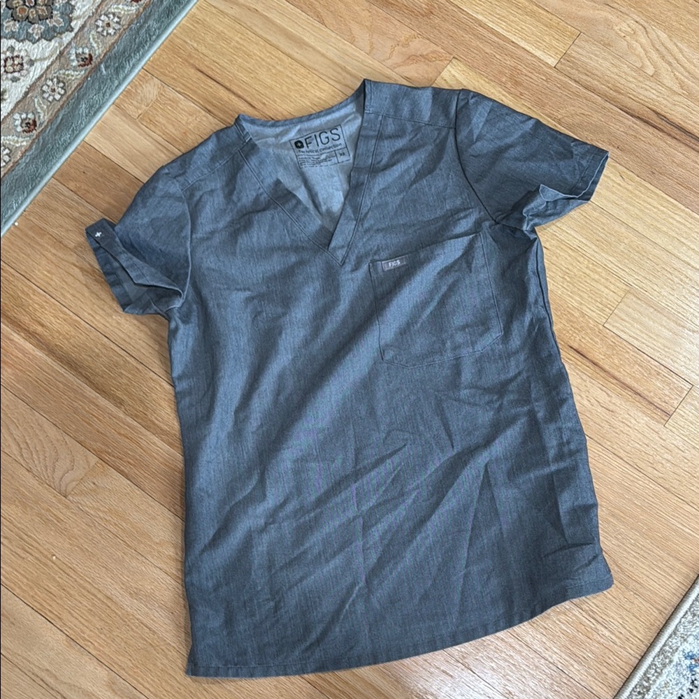 FIGS Women’s Gray Scrub top